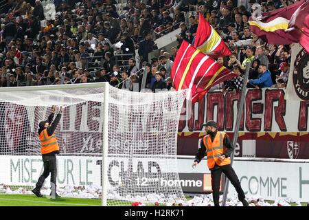 Metz, Frankreich. 1. Oktober 2016. Französische Fußball-Liga 1. FC Metz gegen Monaco. Fanatische Anhänger FC Metz. Bildnachweis: Aktion Plus Sport/Alamy Live-Nachrichten Stockfoto