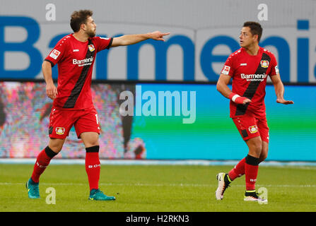 Leverkusen, Deutschland. 1. Oktober 2016. Bundesliga-Spieltag 6, Bayer 04 Leverkusen - Borussia Dortmund: Admir Mehmedi (Leverkusen, L) mit Chicharito. Bildnachweis: Jürgen Schwarz/Alamy Live-Nachrichten Stockfoto