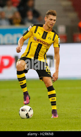 Leverkusen, Deutschland. 1. Oktober 2016. Bundesliga-Spieltag 6, Bayer 04 Leverkusen - Borussia Dortmund: Lukasz Piszczek (Dortmund) steuert den Ball. Bildnachweis: Jürgen Schwarz/Alamy Live-Nachrichten Stockfoto