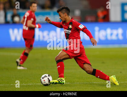 Leverkusen, Deutschland. 1. Oktober 2016. Bundesliga-Spieltag 6, Bayer 04 Leverkusen - Borussia Dortmund: Benjamin Heinrichs (Leverkusen) steuert den Ball. Bildnachweis: Jürgen Schwarz/Alamy Live-Nachrichten Stockfoto