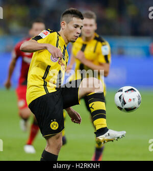 Leverkusen, Deutschland. 1. Oktober 2016. Bundesliga-Spieltag 6, Bayer 04 Leverkusen - Borussia Dortmund: Raphael Guerreiro (Dortmund) steuert den Ball. Bildnachweis: Jürgen Schwarz/Alamy Live-Nachrichten Stockfoto