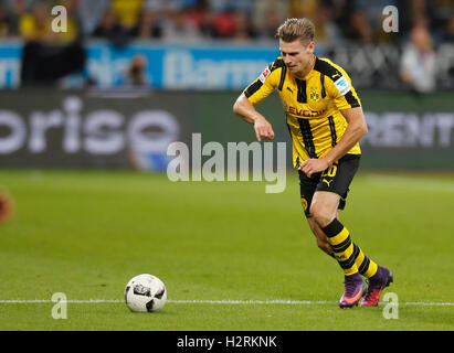 Leverkusen, Deutschland. 1. Oktober 2016. Bundesliga-Spieltag 6, Bayer 04 Leverkusen - Borussia Dortmund: Lukasz Piszczek (Dortmund) steuert den Ball. Bildnachweis: Jürgen Schwarz/Alamy Live-Nachrichten Stockfoto