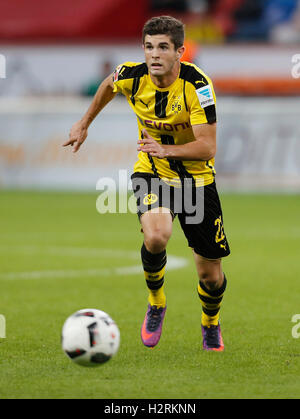 Leverkusen, Deutschland. 1. Oktober 2016. Bundesliga-Spieltag 6, Bayer 04 Leverkusen - Borussia Dortmund: Christian Pulisic (Dortmund) steuert den Ball. Bildnachweis: Jürgen Schwarz/Alamy Live-Nachrichten Stockfoto