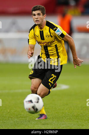 Leverkusen, Deutschland. 1. Oktober 2016. Bundesliga-Spieltag 6, Bayer 04 Leverkusen - Borussia Dortmund: Christian Pulisic (Dortmund) steuert den Ball. Bildnachweis: Jürgen Schwarz/Alamy Live-Nachrichten Stockfoto