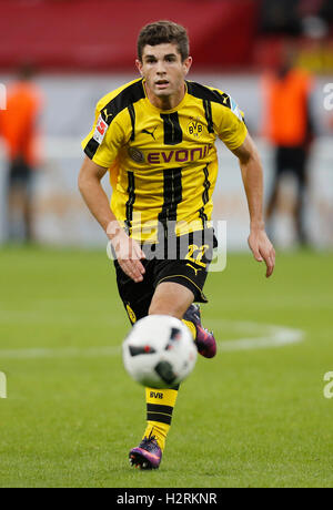 Leverkusen, Deutschland. 1. Oktober 2016. Bundesliga-Spieltag 6, Bayer 04 Leverkusen - Borussia Dortmund: Christian Pulisic (Dortmund) steuert den Ball. Bildnachweis: Jürgen Schwarz/Alamy Live-Nachrichten Stockfoto