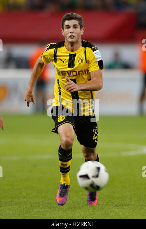 Leverkusen, Deutschland. 1. Oktober 2016. Bundesliga-Spieltag 6, Bayer 04 Leverkusen - Borussia Dortmund: Christian Pulisic (Dortmund) steuert den Ball. Bildnachweis: Jürgen Schwarz/Alamy Live-Nachrichten Stockfoto