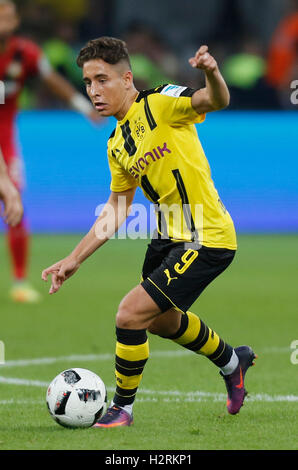 Leverkusen, Deutschland. 1. Oktober 2016. Bundesliga-Spieltag 6, Bayer 04 Leverkusen - Borussia Dortmund: Emre Mor (Dortmund) steuert den Ball. Bildnachweis: Jürgen Schwarz/Alamy Live-Nachrichten Stockfoto