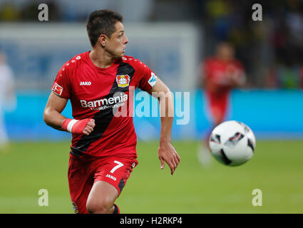 Leverkusen, Deutschland. 1. Oktober 2016. Bundesliga-Spieltag 6, Bayer 04 Leverkusen - Borussia Dortmund: Chicharito (Leverkusen) steuert den Ball. Bildnachweis: Jürgen Schwarz/Alamy Live-Nachrichten Stockfoto