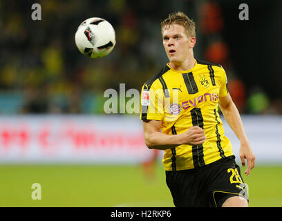 Leverkusen, Deutschland. 1. Oktober 2016. Bundesliga-Spieltag 6, Bayer 04 Leverkusen - Borussia Dortmund: Matthias Ginter (Dortmund) steuert den Ball. Bildnachweis: Jürgen Schwarz/Alamy Live-Nachrichten Stockfoto