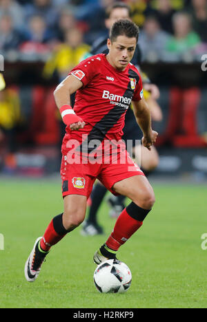 Leverkusen, Deutschland. 1. Oktober 2016. Bundesliga-Spieltag 6, Bayer 04 Leverkusen - Borussia Dortmund: Chicharito (Leverkusen) steuert den Ball. Bildnachweis: Jürgen Schwarz/Alamy Live-Nachrichten Stockfoto