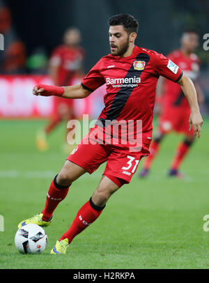 Leverkusen, Deutschland. 1. Oktober 2016. Bundesliga-Spieltag 6, Bayer 04 Leverkusen - Borussia Dortmund: Kevin Volland (Leverkusen) steuert den Ball. Bildnachweis: Jürgen Schwarz/Alamy Live-Nachrichten Stockfoto