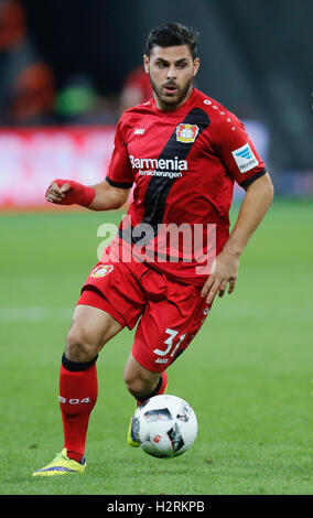 Leverkusen, Deutschland. 1. Oktober 2016. Bundesliga-Spieltag 6, Bayer 04 Leverkusen - Borussia Dortmund: Kevin Volland (Leverkusen) steuert den Ball. Bildnachweis: Jürgen Schwarz/Alamy Live-Nachrichten Stockfoto