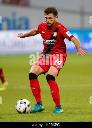 Leverkusen, Deutschland. 1. Oktober 2016. Bundesliga-Spieltag 6, Bayer 04 Leverkusen - Borussia Dortmund: Admir Mehmedi (Leverkusen) steuert den Ball. Bildnachweis: Jürgen Schwarz/Alamy Live-Nachrichten Stockfoto