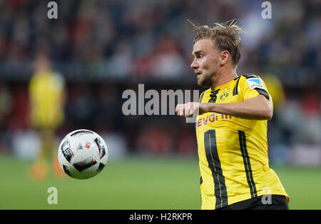 Leverkusen, Deutschland. 1. Oktober 2016. Bundesliga-Spieltag 6, Bayer 04 Leverkusen - Borussia Dortmund: Marcel Schmelzer (Dortmund) steuert den Ball. Bildnachweis: Jürgen Schwarz/Alamy Live-Nachrichten Stockfoto