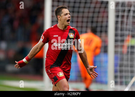 Leverkusen, Deutschland. 1. Oktober 2016. Bundesliga-Spieltag 6, Bayer 04 Leverkusen - Borussia Dortmund: Feier 2-0 Chicharito (Leverkusen). Bildnachweis: Jürgen Schwarz/Alamy Live-Nachrichten Stockfoto