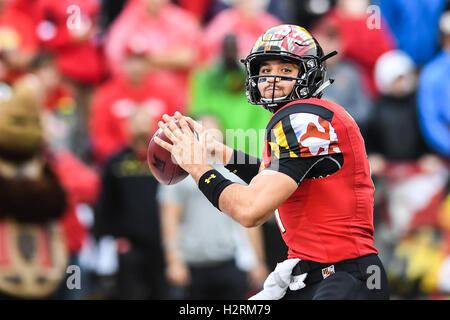 College Park, Maryland, USA. 1. Oktober 2016. Universität von Maryland quarterback PERRY HILLS (11) in Aktion in der Hauptstadt ein Field Stadium Maryland, College Park, Maryland. Bildnachweis: Amy Sanderson/ZUMA Draht/Alamy Live-Nachrichten Stockfoto