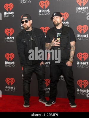 Las Vegas, Nevada, USA. 24. Sep, 2016. BENJI MADDEN und JOEL MADDEN von Good Charlotte posieren auf dem roten Teppich beim iHeartRadio Music Festival in Las Vegas, Nevada © Daniel DeSlover/ZUMA Draht/Alamy Live News Stockfoto