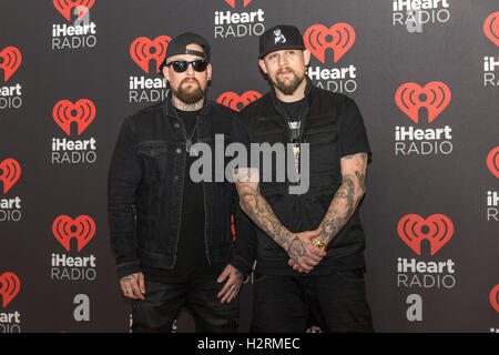 Las Vegas, Nevada, USA. 24. Sep, 2016. BENJI MADDEN und JOEL MADDEN von Good Charlotte posieren auf dem roten Teppich beim iHeartRadio Music Festival in Las Vegas, Nevada © Daniel DeSlover/ZUMA Draht/Alamy Live News Stockfoto