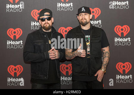 Las Vegas, Nevada, USA. 24. Sep, 2016. BENJI MADDEN und JOEL MADDEN von Good Charlotte posieren auf dem roten Teppich beim iHeartRadio Music Festival in Las Vegas, Nevada © Daniel DeSlover/ZUMA Draht/Alamy Live News Stockfoto