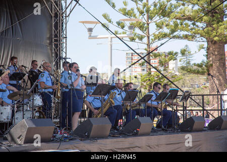 Sydney, Australien. 2. Oktober 2016. New South Wales Police Band spielt auf 2016 Manly Jazz Festival, Jazz Bands auftreten, entlang der Küste am Manly Beach mit lokalen und internationalen Bands durchführen, örtlichen Sekundarschule Bands nehmen auch an diese kostenlose öffentliche Veranstaltung, Sydney, Australien-Credit: model10/Alamy Live-Nachrichten Stockfoto