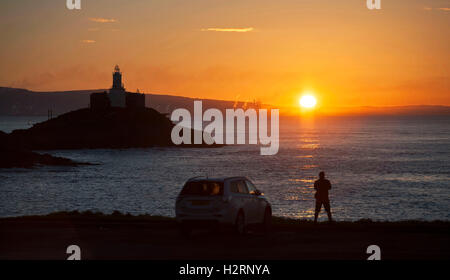 Swansea, Großbritannien. 2. Oktober 2016. UK-Wetter: Aufgehen Sie Sonne über Armband Bucht in der Nähe von Mumbles, Swansea heute Morgen auf den Start von einem wunderschönen Herbsttag. Bildnachweis: Phil Rees/Alamy Live-Nachrichten Stockfoto