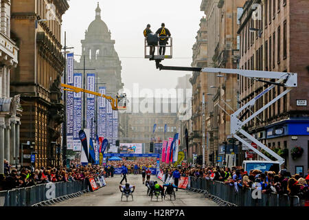 Glasgow, Vereinigtes Königreich. 2. Oktober 2016. An einem kalten und nebligen Oktober Morgen erwies sich mehr als 30000 Läufer aller Leistungsklassen zur Teilnahme an der jährlichen Great Scottish Run ausgehend von George Square im Stadtzentrum von Glasgow. Viele der Läufer waren gesponsert und laufenden Gelder für ihre nominierten Nächstenliebe. Bildnachweis: Findlay/Alamy Live-Nachrichten Stockfoto