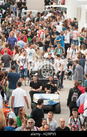 Barcelona, Spanien. 2. Oktober 2016. Besucher auf der Koppel während dem Festival De La Velocidad de Barcelona auf dem Circuit Catalunya. Bildnachweis: Pablo Guillen/Alamy Live-Nachrichten Stockfoto