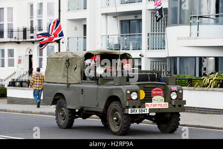 Brighton UK 2. Oktober 2016 - Hunderte von Land Rover einschließlich der militärischen Polizei Fahrzeug in Brighton heute ankommen, wie sie die jährlichen London nach Brighton Land Rover Rallye beenden Stockfoto