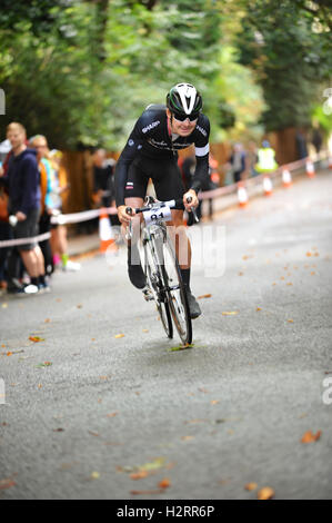 London, UK. 1. Oktober 2016. Michael Krukov (UCLU Cycling Club), ein Radfahrer im Wettbewerb mit den Rollapaluza Urban Hill Climb Wettbewerb aggressiv Heften die steilsten Abschnitt des Kurses.  Seine Zeit war 1min 34sec was ihm 13. Platz in der Männer Wettbewerb.  Die Veranstaltung fand auf Swains Lane, wohl die berühmteste und notorisch schwierigen Aufstieg in London. . Bildnachweis: Michael Preston/Alamy Live-Nachrichten Stockfoto