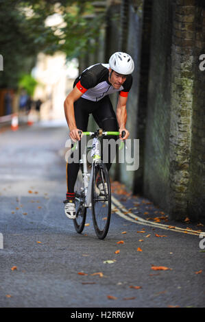 London, UK. 1. Oktober 2016. John Hale, ein Radfahrer im Wettbewerb mit den Rollapaluza Urban Hill Climb Wettbewerb aggressiv Heften die steilsten Abschnitt des Kurses.  Seine Zeit war 1min 35 Sek was ihm 17. Platz in der Männer Wettbewerb.  Die Veranstaltung fand auf Swains Lane, wohl die berühmteste und notorisch schwierigen Aufstieg in London. . Bildnachweis: Michael Preston/Alamy Live-Nachrichten Stockfoto