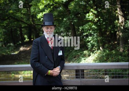 Ein Mitglied der Wey & Arun Canal Vertrauen gekleidet in Tracht steht auf dem kompasse Brücke während der offiziellen Eröffnung des Gipfels in Alfold, Surrey, England. Die neue Brücke wurde während der 200. Jahrestag der Wey & Arun Kanal im Oktober 2016 eröffnet. Stockfoto