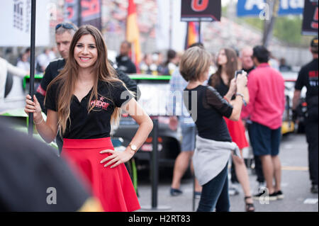 Barcelona, Spanien. 2. Oktober 2016. . Ein Fahrerlager-Mädchen in der Startaufstellung der Blancpain-GT-Serie, während das Festival De La Velocidad de Barcelona auf dem Circuit Catalunya. Bildnachweis: Pablo Guillen/Alamy Live-Nachrichten Stockfoto