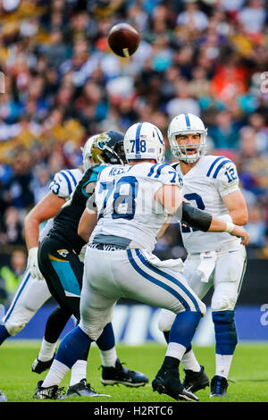 Wembley Stadium, London, UK. 2. Oktober 2016. NFL International Series. Indianapolis Colts gegen Jacksonville Jaguars. Indianapolis Colts Quarterback Andrew Luck (12) sieht seine Passfall unvollständig. © Aktion Plus Sport/Alamy Live-Nachrichten Stockfoto