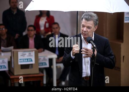 Bogota, Kolumbien. 2. Oktober 2016. Kolumbianische Präsident Juan Manuel Santos spricht nach der Abgabe seiner Stimme in einem Referendum in Bogota, der Hauptstadt Kolumbiens, 2. Oktober 2016. Wahlberechtigten des Landes am Sonntag trat das Referendum zu genehmigen oder sinken die vollen Frieden Einigung von der Regierung und den bewaffneten revolutionären Streitkräfte Kolumbiens, bewaffnete Konflikte zu beenden. © Jhon Paz/Xinhua/Alamy Live-Nachrichten Stockfoto