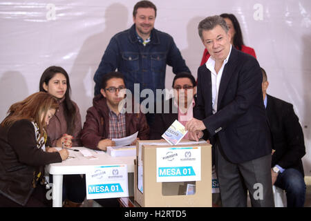 Bogota, Kolumbien. 2. Oktober 2016. Colombian President Juan Manuel Santos (R) wirft seine Stimme bei einem Referendum in Bogota, der Hauptstadt Kolumbiens, 2. Oktober 2016. Wahlberechtigten des Landes am Sonntag trat das Referendum zu genehmigen oder sinken die vollen Frieden Einigung von der Regierung und den bewaffneten revolutionären Streitkräfte Kolumbiens, bewaffnete Konflikte zu beenden. © Jhon Paz/Xinhua/Alamy Live-Nachrichten Stockfoto