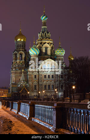 Russische Wahrzeichen in Sankt-Petersburg Winter nachts: orthodoxe Kathedrale (Kirche) Thermen-Na-Krovi (Erlöser-auf-Blut) Stockfoto