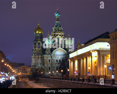 Ein Wahrzeichen in St. Petersburg (Russland) mit einer Winternacht: orthodoxe Kathedrale (Kirche) Thermen-Na-Krovi (Erlöser-auf-Blut) Stockfoto