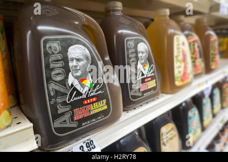 Flaschen von Arizonas Arnold Palmer halbe & halben, Eistee und Limonade, in einem Supermarkt am Montag, 26. September 2016 in New York. Das beliebte "King of Golf" verstorben Sonntag von Komplikationen von Herzproblemen im Alter von 87 Jahren. Palmer war an der Spitze der Sportmarketing und war einer der höchsten Verdiener in der Golf-Welt. (© Richard B. Levine) Stockfoto