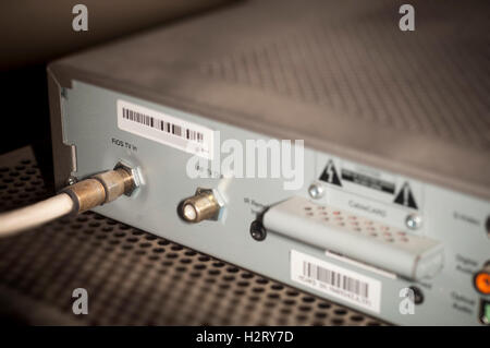 Die Rückseite von einem Verizon Fios set-Top-Box, zeigt, dass die verschiedenen Anschlüsse und Kabel in einem Haus in New York auf Freitag, 30. September 2016 zu sehen sind. Die Federal Communications Commission hat die Abstimmung durch die Kommissare auf einen Vorschlag, um den Verbrauchern, ihre eigene setzen-Top-Boxen (Kabelboxen) zu kaufen anstatt erforderlich ist, um sie von ihrem Kabel-Unternehmen mieten verzögert.  (© Richard B. Levine) Stockfoto
