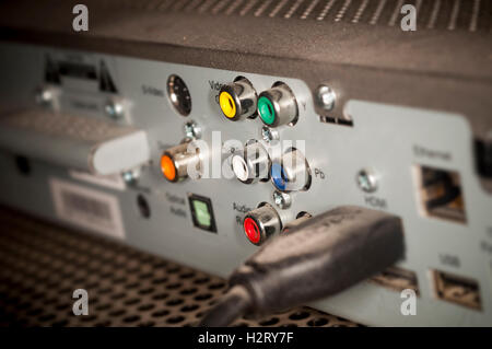 Die Rückseite von einem Verizon Fios set-Top-Box, zeigt, dass die verschiedenen Anschlüsse und Kabel in einem Haus in New York auf Freitag, 30. September 2016 zu sehen sind. Die Federal Communications Commission hat die Abstimmung durch die Kommissare auf einen Vorschlag, um den Verbrauchern, ihre eigene setzen-Top-Boxen (Kabelboxen) zu kaufen anstatt erforderlich ist, um sie von ihrem Kabel-Unternehmen mieten verzögert.  (© Richard B. Levine) Stockfoto