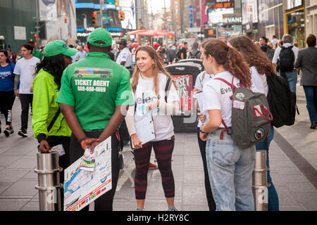 Freiwillige Mitarbeiter feiern Nationalfeiertag Wähler-Registrierung in der Times Square in New York am Dienstag, 27. September 2016. Die Freiwilligen lockte die unregistrierten zu registrieren, um abstimmen. (© Richard B. Levine) Stockfoto