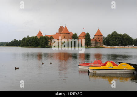 Blick auf die Burg Trakai (in der Nähe von Vilnius) mit Booten und Enten. Lituania Stockfoto