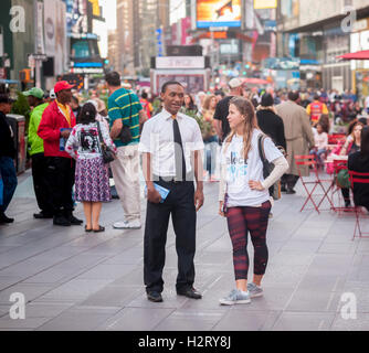 Freiwillige Mitarbeiter feiern Nationalfeiertag Wähler-Registrierung in der Times Square in New York am Dienstag, 27. September 2016. Die Freiwilligen lockte die unregistrierten zu registrieren, um abstimmen. (© Richard B. Levine) Stockfoto