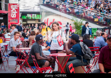 Freiwillige Mitarbeiter feiern Nationalfeiertag Wähler-Registrierung in der Times Square in New York am Dienstag, 27. September 2016. Die Freiwilligen lockte die unregistrierten zu registrieren, um abstimmen. (© Richard B. Levine) Stockfoto