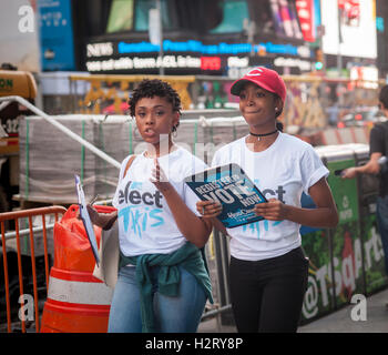 Freiwillige Mitarbeiter feiern Nationalfeiertag Wähler-Registrierung in der Times Square in New York am Dienstag, 27. September 2016. Die Freiwilligen lockte die unregistrierten zu registrieren, um abstimmen. (© Richard B. Levine) Stockfoto