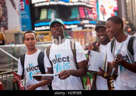 Freiwillige Mitarbeiter feiern Nationalfeiertag Wähler-Registrierung in der Times Square in New York am Dienstag, 27. September 2016. Die Freiwilligen lockte die unregistrierten zu registrieren, um abstimmen. (© Richard B. Levine) Stockfoto