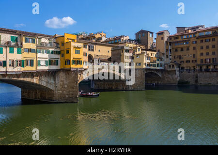 Florenz, Italien - The Ponte Vecchio (alte Brücke] - eine mittelalterliche Steinbrücke über den Fluss Arno. Stockfoto