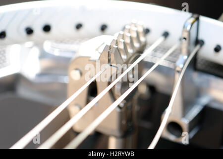 Ein älterer weißer Mann Bespannung Tennisschläger Stockfoto