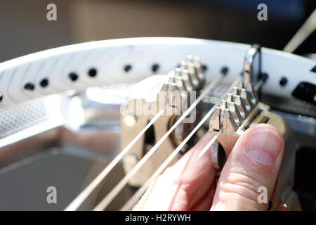 Ein älterer weißer Mann Bespannung Tennisschläger Stockfoto