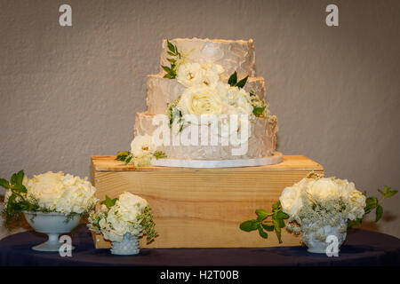 Einfache weiße Hochzeitstorte Stockfoto